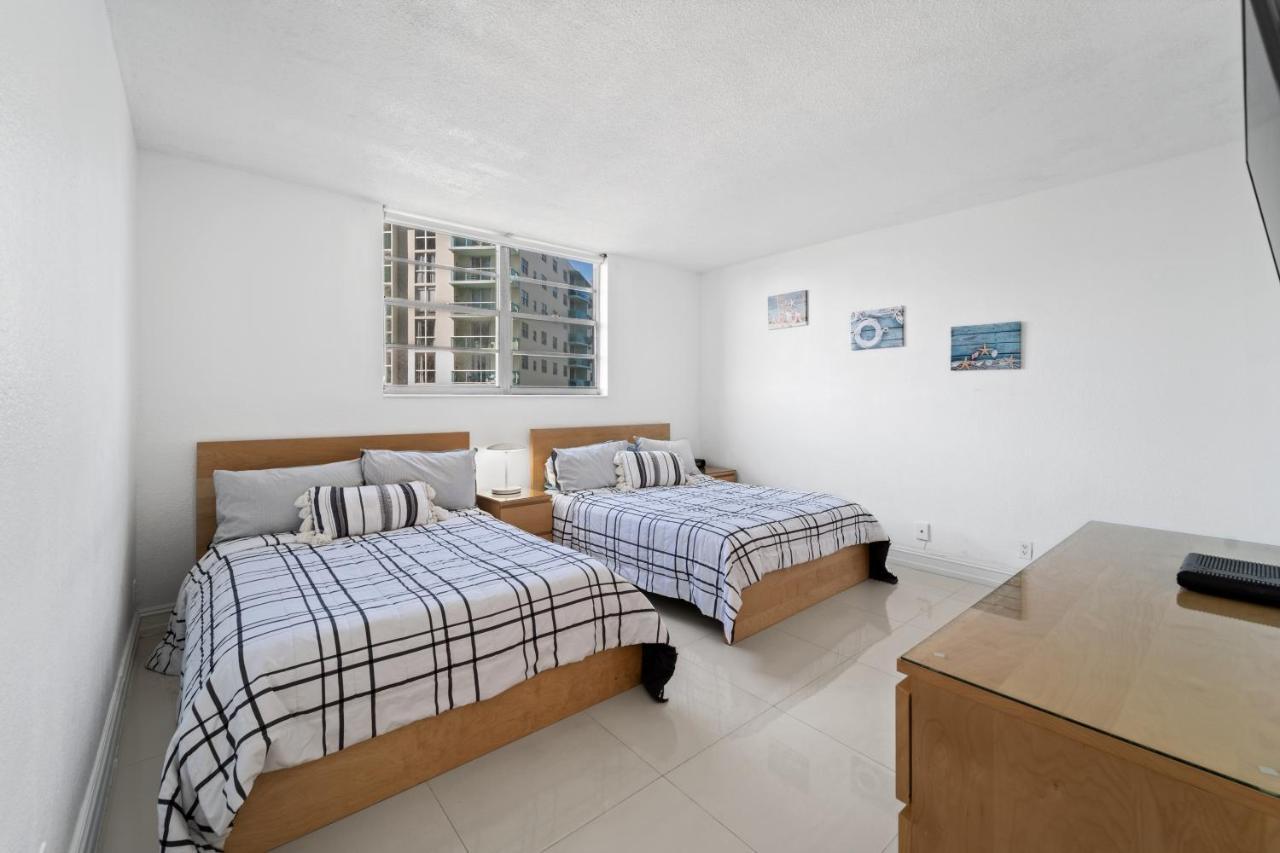 Luxury Beachfront Condo Private Beach Access, Pool & Game Room!!! Hollywood Bagian luar foto